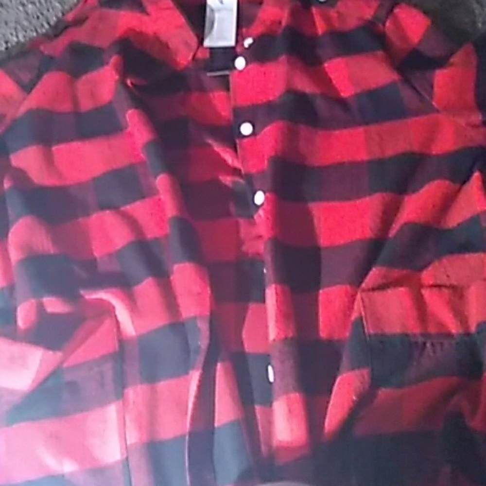 Two long sleeve fall button den shirts csn be eirn